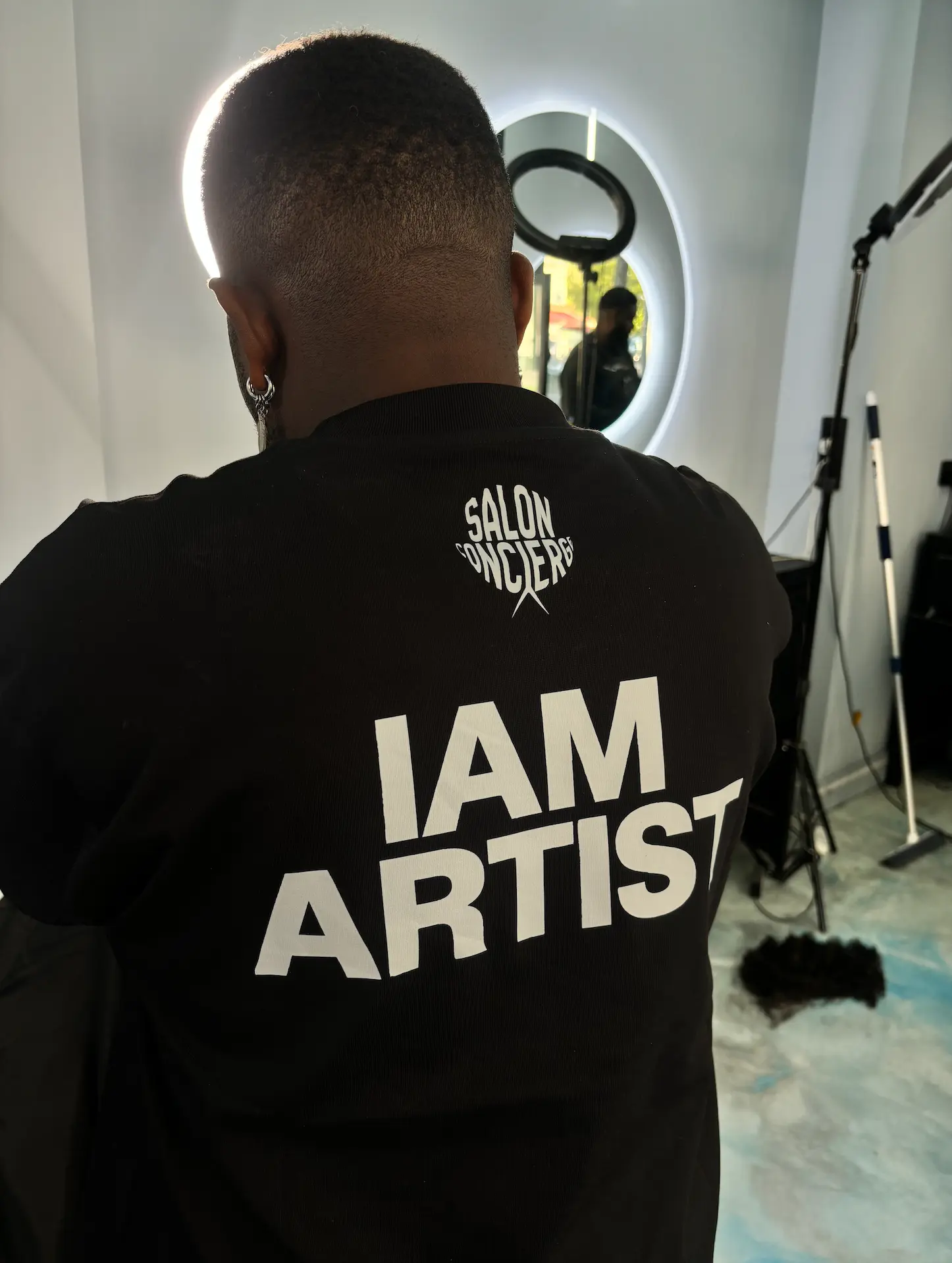 Barber SALON CONCIERGE de dos, t-shirt IAM ARTIST